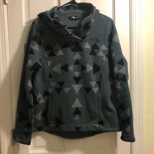 North face fleece pullover 100% polyester.